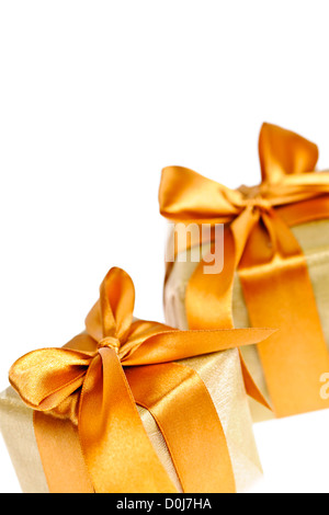 Due confezioni regalo in oro carta di avvolgimento con nastri e archi Foto Stock