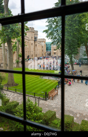 Vista dalla Torre Sanguinaria verso il fronte sud della caserma di Waterloo, la Torre di Londra, Londra, Inghilterra. Foto Stock
