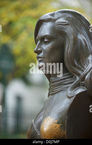 Busto in bronzo di cantante e attrice Dalida (Yolande Gigliotti 1933-1987) in Montmartre, Parigi Francia Foto Stock