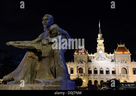 Il municipio di ho chi Minh e la statua dello zio ho chi Minh City // a sinistra c'è una statua dello "zio ho", mentre sullo sfondo c'è il municipio di ho chi Minh. Il municipio di ho chi Minh è stato costruito all'inizio del XX secolo dal governo coloniale francese come municipio di Saigon. È anche conosciuta come ho chi Minh City People's Committee Head Office, in francese come Hôtel de Ville de Saigon, e in vietnamita come Trụ sở Ủy Ban Nhân dân Thành phố Hồ Chí Minh. Foto Stock