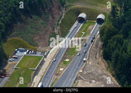 Una veduta aerea della twin alesaggi dei Tunnel Hindhead sulla A3. Foto Stock