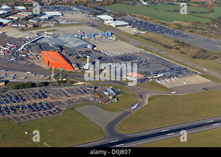 Vista aerea del terminal principale con la torre di controllo e il piazzale dell'aeroporto London Luton. Foto Stock