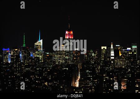 Nov. 26, 2012 - Manhattan, New York, Stati Uniti - Alicia Keys capovolge l' interruttore a svelare l'Empire State Building è di nuovo LED luci di torre con un esclusivo light show coreografato per i suoi canti, 'la ragazza sul fuoco " e " Empire State della mente". Foto Stock
