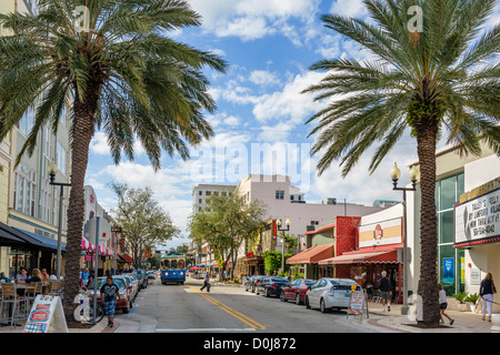 I negozi e i ristoranti di Clematis Street nel centro storico di West Palm Beach, Treasure Coast, Florida, Stati Uniti d'America Foto Stock