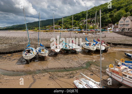 Piccole imbarcazioni in Porlock Weir Harbour con la bassa marea, Parco Nazionale di Exmoor. Foto Stock