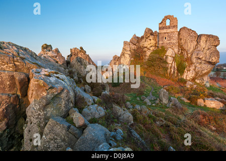 Rovinato cappella di San Michele risalente al 1409, Roche sperone di roccia. Cornovaglia, England, Regno Unito, Europa Foto Stock