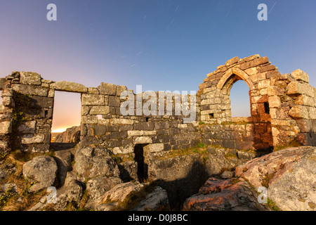 Rovinato cappella di San Michele risalente al 1409, Roche sperone di roccia. Cornovaglia, England, Regno Unito, Europa Foto Stock