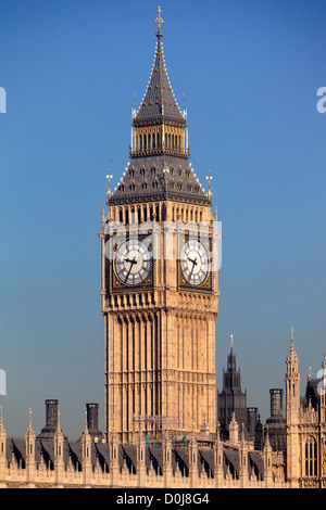 Una vista verso il Big Ben e il Parlamento su un inizio autunno mattina. Foto Stock