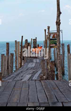 Lavoratori su una passerella pedonale alla spiaggia di Bophut su Ko Samui Foto Stock