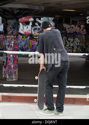 Appoggio al guidatore di skateboard graffiti-terra sulla South Bank di Londra. Foto Stock