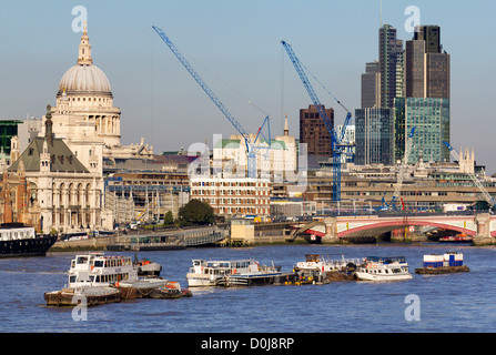 Iconico skyline di Londra vista dal ponte di Waterloo in autunno. Foto Stock
