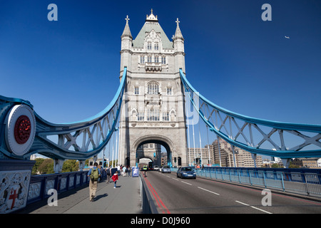 Il Tower Bridge durante un autunno onda di calore. Foto Stock