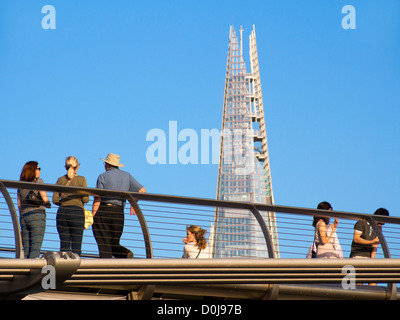 Persone che guardano la Shard dal Millennium Bridge,. Foto Stock