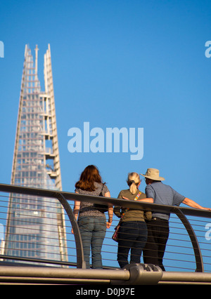 Persone che guardano la Shard dal Millennium Bridge di Londra. Foto Stock