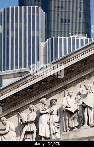 Architectural contrasta con una facciata in Threadneedle Street con la City di Londra dietro. Foto Stock