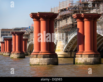 Una vista di Blackfriars Bridge sia vecchio e nuovo. Foto Stock