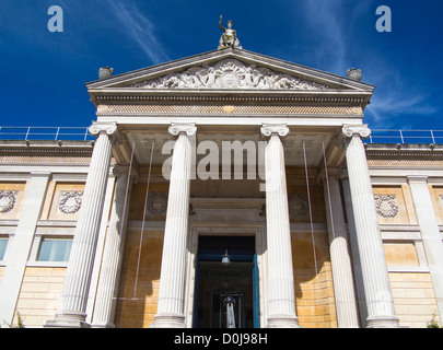 La facciata classica del museo Ashmolean Museum di Oxford. Foto Stock