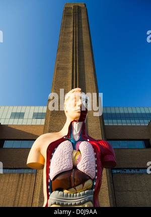 Il Damien Hirst scultura chiamato inno che si trova al di fuori della Tate Modern Gallery. Foto Stock