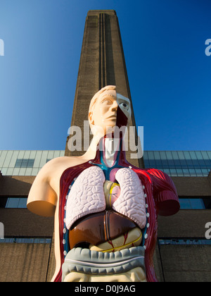 Il Damien Hirst scultura chiamato inno che si trova al di fuori della Tate Modern Gallery. Foto Stock