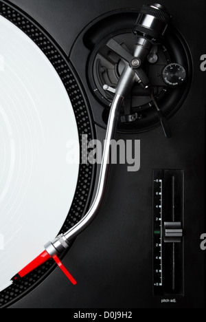 DJ professionale apparecchiature audio - ago girevole su vinile bianco shot record da sopra Foto Stock