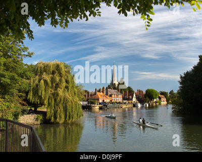 Il canottaggio pratica presso il St Helen's Wharf a Abingdon-on-Thames. Foto Stock