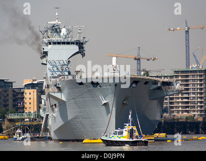Royal Navy carrier elicottero HMS Ocean ormeggiato a Greenwich. Foto Stock