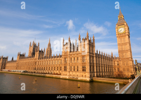 Il Palazzo di Westminster su un inizio di mattina di primavera. Foto Stock