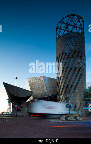 Traffico vicino il Lowry Centre che si trova a Salford Quays nella città di Salford vicino al Manchester Old Trafford. Foto Stock