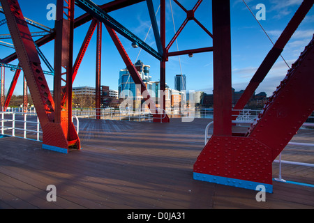 Porto Victoria building visto dalla passerella di Detroit sul Manchester Ship Canal si trova a Salford. Foto Stock