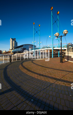 Ponte su Mariners Canal vicino bacino di Ontario situato in Salford Quays nella città di Salford in Greater Manchester. Foto Stock