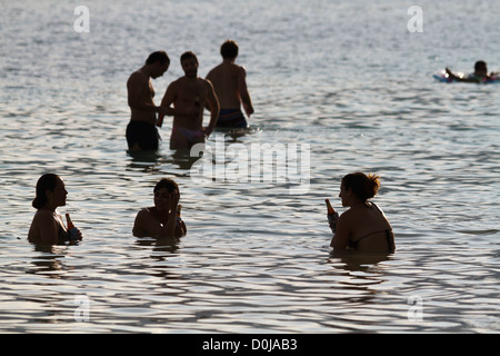 I turisti in Oceano a spiaggia di Chaweng a Ko Samui, Tailandia Foto Stock