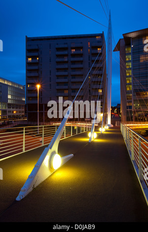 La trinità bridge spanning sulle sponde del fiume Irwell vicino al Lowry Hotel. Foto Stock