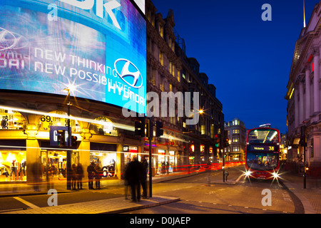Piccadilly Circus di notte. Foto Stock