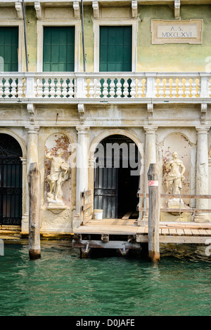 Piccolo Canale tra case a Venezia, Italia Foto Stock