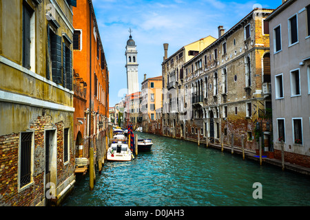 Piccolo Canale tra case a Venezia, Italia Foto Stock