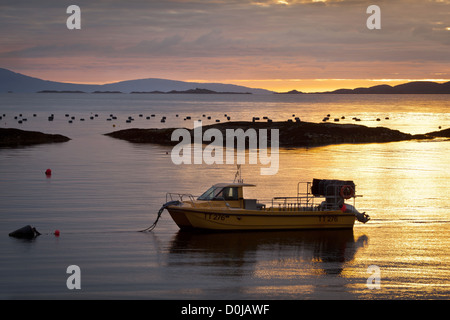 Una barca in acqua a Glenuig in Scozia. Foto Stock