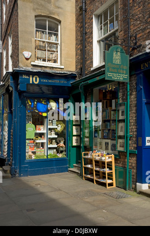 Il Minster Gates bookshop in York. Foto Stock