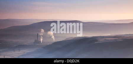 Hope Valley opere in cemento è avvolta nella nebbia nel Parco Nazionale di Peak District. Foto Stock