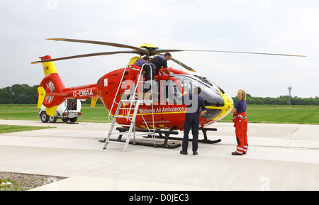 Un Eurocopter EC135 elicottero usato dalla East Midlands Air Ambulance Service di salvataggio di emergenza Foto Stock