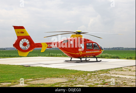 Un Eurocopter EC135 elicottero usato dalla East Midlands Air Ambulance Service di salvataggio di emergenza Foto Stock