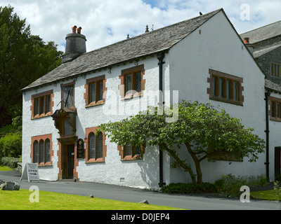 Hawkshead Grammar School che ha usato per essere la vecchia scuola di grammatica che il poeta William Wordsworth ha partecipato. Foto Stock