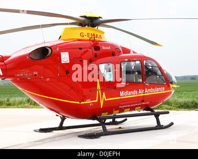 Un Eurocopter EC135 elicottero usato dalla East Midlands Air Ambulance Service di salvataggio di emergenza Foto Stock