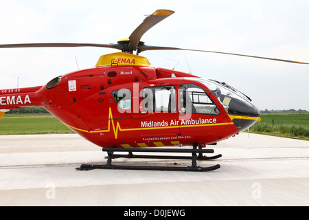 Un Eurocopter EC135 elicottero usato dalla East Midlands Air Ambulance Service di salvataggio di emergenza Foto Stock