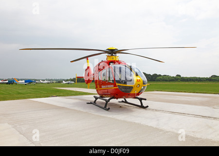 Un Eurocopter EC135 elicottero usato dalla East Midlands Air Ambulance Service di salvataggio di emergenza Foto Stock