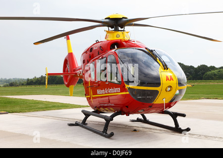 Un Eurocopter EC135 elicottero usato dalla East Midlands Air Ambulance Service di salvataggio di emergenza Foto Stock