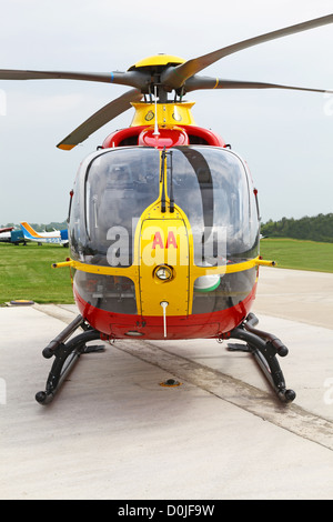 Un Eurocopter EC135 elicottero usato dalla East Midlands Air Ambulance Service di salvataggio di emergenza Foto Stock