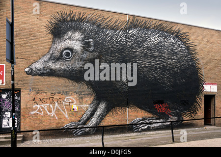 Hedhehog Arte di strada da ROA in Shoreditch. Foto Stock