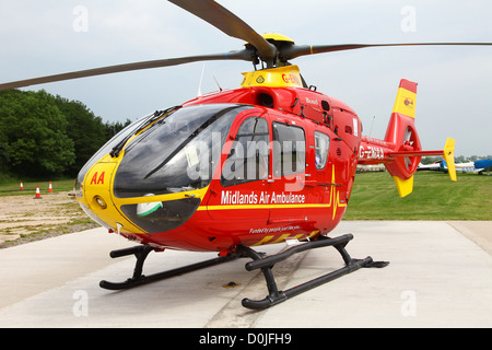 Un Eurocopter EC135 elicottero usato dalla East Midlands Air Ambulance Service di salvataggio di emergenza Foto Stock