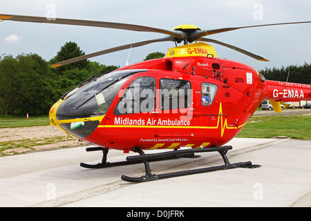 Un Eurocopter EC135 elicottero usato dalla East Midlands Air Ambulance Service di salvataggio di emergenza Foto Stock