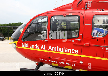 Un Eurocopter EC135 elicottero usato dalla East Midlands Air Ambulance Service di salvataggio di emergenza Foto Stock